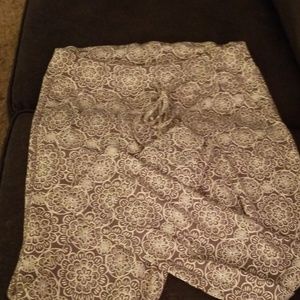 AErie sx Xl gray w white flowering design